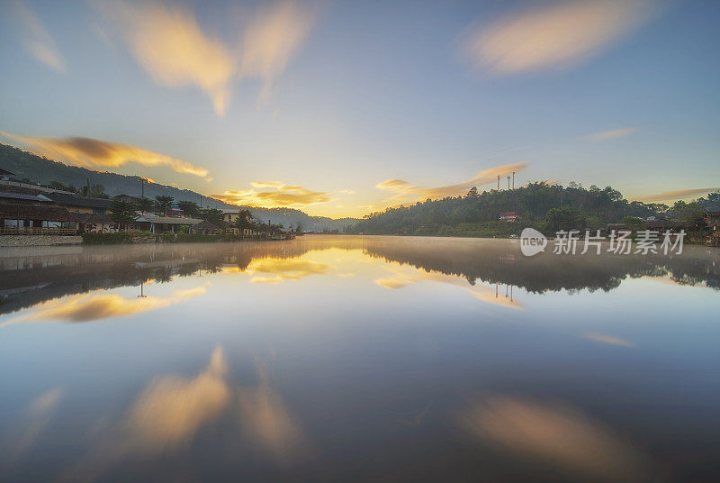 早上在泰国Mae Hong Son Baan Rak Thai村的河滨景色